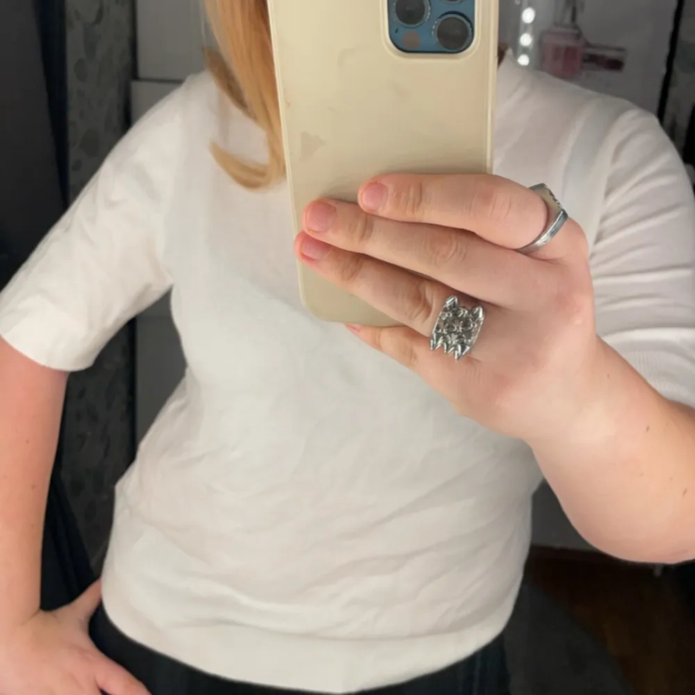 en jätre fin stickad tshirt som endast använd en gång & råkade få en liten smink fläck vid halsen annars som helt ny!!. Puserot.