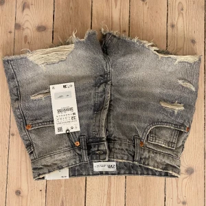 Mid-rise jeans shorts - Säljer dessa mid-rise jeans shortsen från ZARA! Aldrig använda endast testade men dem var tyvärr för små. Stoleken är 32.