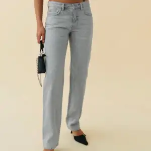 Lågmidjade ljusgråa jeans ifrån Gina tricot, använda ett få tal gånger och mycket bra skick! Passar i längden för 165cm isch 