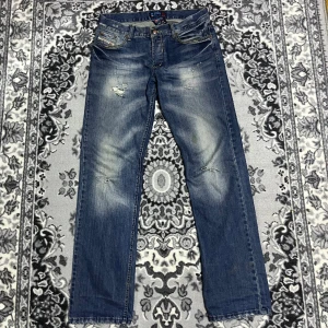 Diesel jeans - Säljer mina diesel jeans i storlek l32 W34 Den har inga defekter, den är sparsamt använd. Passar bra till alla årstider. Skriv ifall ni har några frågor så är det bara att dma. Först till kvarn😊