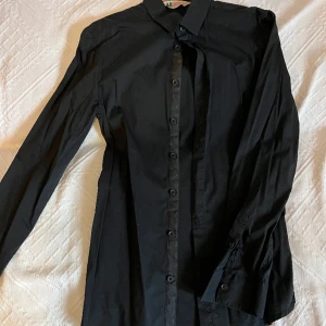 Svart skjorta H&M - Fick den som gåva, inte använt den, mycket bra skick ✨  Kan mötas upp i Finspång/Norrköping eller skicka, köparen står för frakten :) 
