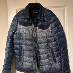 Guess dunjacka - Superfin dunjacka som är riktigt varm.