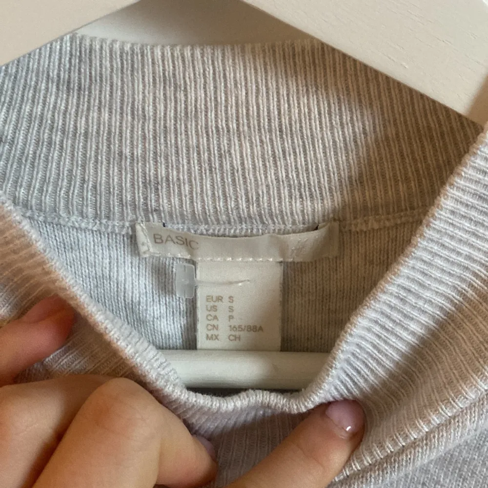 Säljer denna stickade tröjan från hm🫶💕. Stickat.