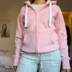 Sweatshirt russemerch  - En jätte fin tröja, fick hem den för några dagar sen men aldrig använd säljer pga att frakten att returnera var väldigt dyr och frakten från företaget var oxå dyr så ifall ni vill köpa denna virala tröjan så köp här inte deras hemsida💌💕 kostade 900kr