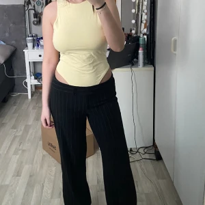 Body - Gul body med öppen rygg köpt på sellpy.