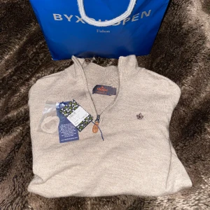 Morris half zip - Supersnygg eftertraktad Morris half zip.  Köpte förra veckan men råkade tvätta fel så den vart mer åt XS hållet (därför priset). Är du under 170 så passar den förmodligen. Annars är skicket super. Nypris - 1799kr