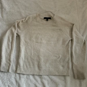 Stickad vmdoffy o-neck tröja  - Stickad vmdoffy o-neck tröja från Vero Moda i färg birch, nästan oanvänd och tvättad 2 gånger. I storleken S men passar XS och M lika bra. Super skön och bekväm. Pristet går att överväga/ ändra
