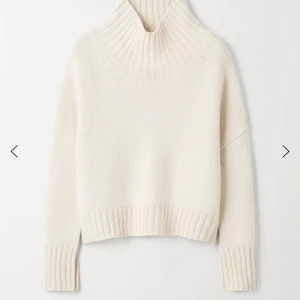 Soft Goat Tröja - Säljer min fina Soft Goat Tröja, storlek S, modell Girlfriend Turtleneck i färgen Feather White. 100% Kashmir. Nyligen köpt och sparsamt använd, ser ut som ny. Nypris är 4195, säljer för 3200 eller kom med bud. Möts helst upp i Sthlm.