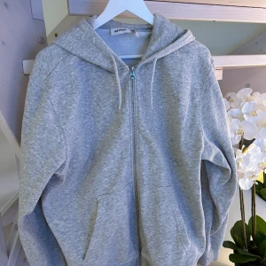 Weekday hoodie - Den köptes förra året och är inte så använda helt okej skick.