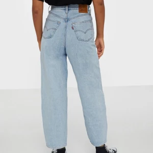 Levi’s Ballon Leg - Jag säljer ett par Levi’s Ballon Leg Jeans i W26, i ny skick. Dessa var förkorta för mig som är 174. Nypris: 1200kr Pris: 400kr Meddela mig vid frågor! 🙏🏽❤️