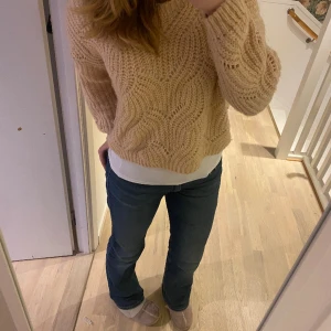 Stickad tröja från ONLY - Super fin stickad tröja med större ”hål” från ONLY. Färgerna ser annorlunda ut på bilden🩷 nästan aldrig använd, bra skick🩷