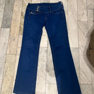 Jeans - As snygga och unika lågmidjade och utsvängda jeans. Säljer för dem var för korta för mig tyvärr. Midjemått 37 cm och innerbenslängd 73 cm. Skriv för fler bilder 