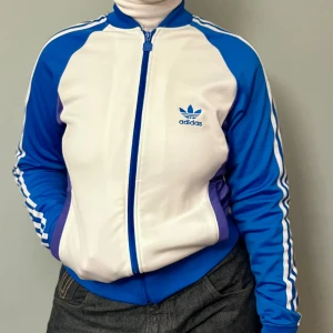 Adidaszipper - Snygg adidaströja i bra skick och kvalité. Använd ett fåtal gånger. 🌶️