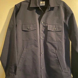 John Henric overshirt  - Super fräsch o snygg overshirt helt oanvänd. Säljer den för den inte kommer till någon användning. 
