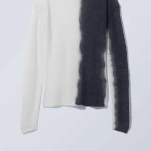 Weekday tröjan  - Jätte fin tröja som jag precis fick hem men den satt inte så bra därför säljer jag , aldrig använd vara testad på och lapp finns kvar ❤️