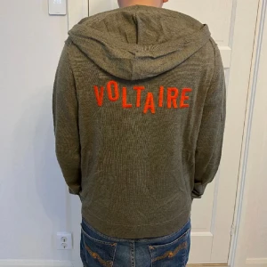 Zadig & Voltaire  - Riktigt fet Zadig & Voltaire Hoodie i size L (Passar även XL) Skick 10/10 Helt oanvänd, Tröjan är 100% merinoull, Tags Tillkommer - Nypris ca 4900kr mitt pris: 2099kr Hör av er vid frågor!
