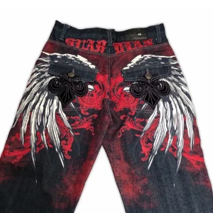 Raw blue jeans - Jeans köpta här på plick! lånade bilder från förra ägaren. Inga defekter utom att ena bakfickan saknar en knapp och uppsprättade vid benen för extra längd. Innerbenslängd: 70cm, midjemått: 38cm. Skriv gärna för fler bilder eller funderingar :) 