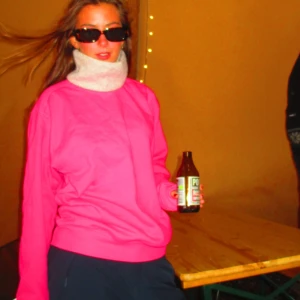 Rosa sweatshirt! - AFTERSKI! Sweatshirt i ”hotpink”, passar S/M🩷