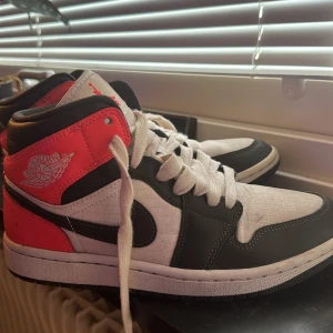 Jordans - Väldigt nya jordans i storlek 39. Inga skador, säljs pågrund av att dem inte kommer till användning. Pris kan diskuteras! Köpt för 1.500