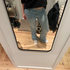 Bootcut jeans  - Jättefina bootcut jeans från zara, andvändra några få gånger. För referens är jag ca 171 centimeter 