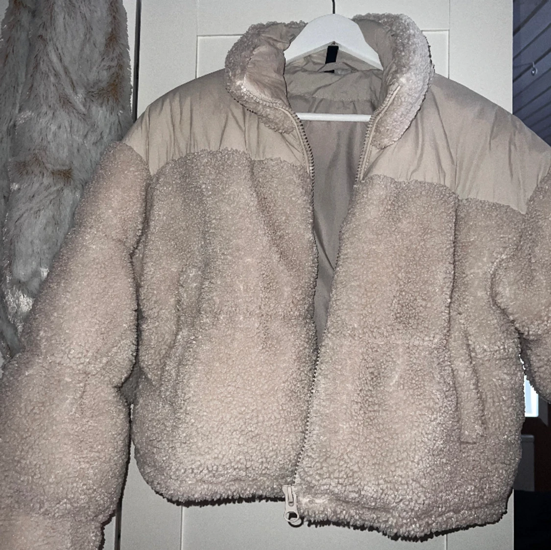 Kort puffer pileteddyjacka - 90