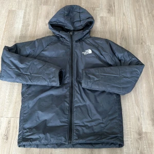 The north face jacka  - Tjo, säljer min vrängbara jacka eftersom den börjat bli för liten, den går att vränga till olika färger och är i bra skick