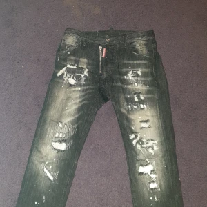 Sällsynta DSQUARED2 Jeans - Köpte dessa i Milano, Italien för ett par månader sedan och är helt nya, fräscha och inget typ av skada. Det är storlek 44 och passar nästan alla då dem sitter bra och perfekt vid midjan. Endast seriösa köpare tack!