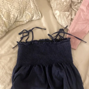 Topp  - Säljer denna mörkblåa toppen från SHEIN! Storlek M passar både S och M