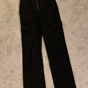 Cargo byxor zara  - Svarta cargo byxor från Zara. Använd få tal gånger, ny skick. Storlek 32. Pris kan diskuteras 