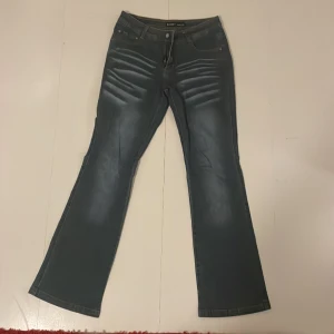 Flared Jeans - Jättesnygga midwaist flared jeans med lite mönster. Tyvärr har jag inte använt den så mycket så vill sälja! De är i jättebra skick!
