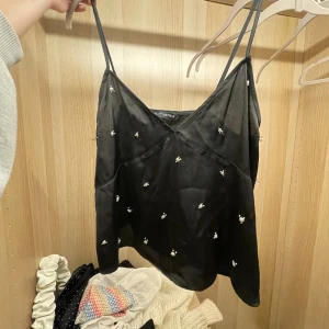 Zara topp - Så fint linne/ topp från zara. Aldrig använd. Pris kan diskuteras vid snabb affär❤️