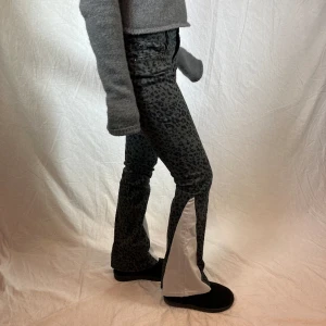 Jeans - Leopard jeans med vit boot cut🤍