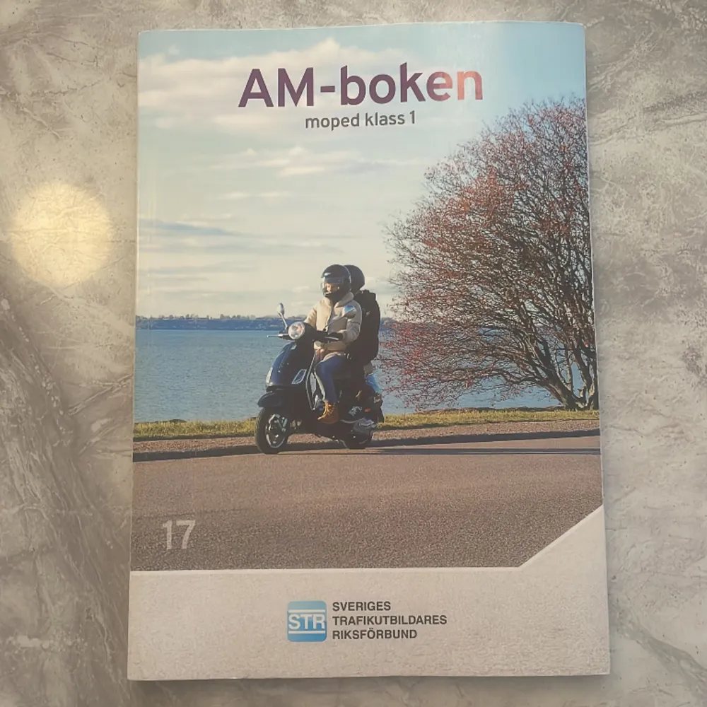 En två år gammal AM-körkortsbok som är köpt hos Järfälla körskola. Som är hel och fin och inget skrivet i den. Säljer den då den inte kommer till användning längre, köparen står för frakt😊❤️. Övrigt.