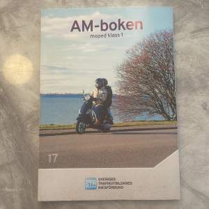 En två år gammal AM-körkortsbok som är köpt hos Järfälla körskola. Som är hel och fin och inget skrivet i den. Säljer den då den inte kommer till användning längre, köparen står för frakt😊❤️