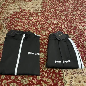 Palm angels  - Palm angels tracksuit med t shirt på köpet, allt är i storlek M. Skriv för intresse och frågor!