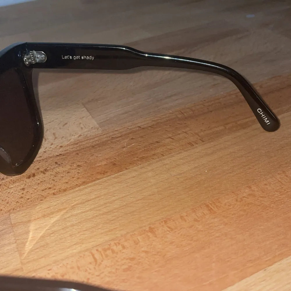 Säljer mina chimi glasögon relativt nya eftersom ja har ett par nya. Inga repor eller skador finns på solglasögona.. Accessoarer.