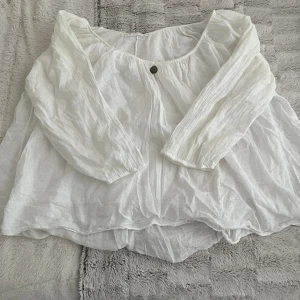 Vit blus - Super gullig vit blus, köpt länge sen därför vet jag tyvärr inte vart den kommer ifrån! Som ny, använd 2 gånger!