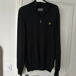 Lyle&Scott 1/4 zip tröja - Svart 1/4 zip från Lyle&Scott i storlek M. Materialet består av 48% merinoull så den är väldigt bekväm att ha på sig. Använt den 3 gånger tror jag så den är verkligen i nyskick