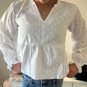 Vit somrig blus - Fin blus från Gina, Inge defekter och passar perfekt till sommaren