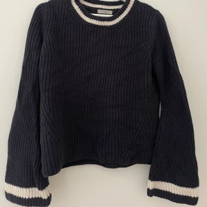 Stickad tröja med utsvängda armar - Hunkydory Stockholm  Stickad tröja med fina ärm detaljer, knappt använd. 