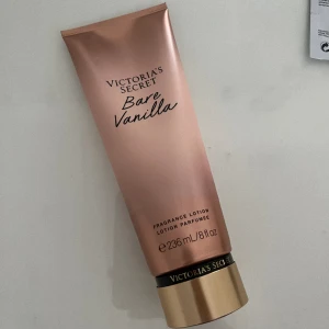 Body lotion - Victoria Secret body lotion som jag tyvärr inte kommer till användning. Lukt Bare Vanilla🤍🤎 använd få gånger.