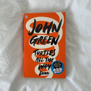 Bok av John Green  - Turtles all the way down av John Green på engelska. Den är oläst och i ny skick. Skriv om du har några frågor eller vill ha mer bilder <3