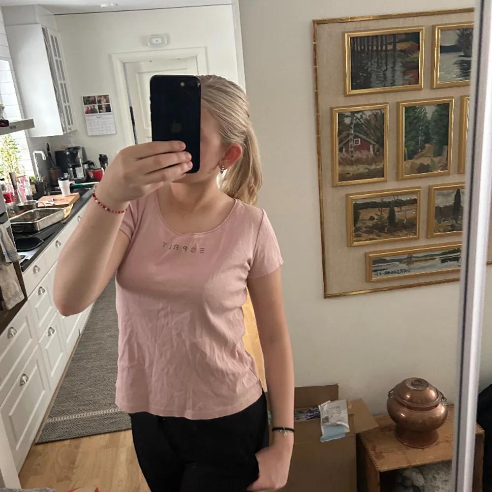 Snygg rosa tröja från esprit!. T-shirts.