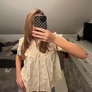 Blus - Superfin tröja, nyskick, lite skrynklig men stryks innan den skickas iväg 💞💞