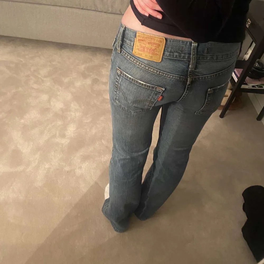 lågmidjade levis jeans i strl W28 L34, bra i längden på mig som är 170💞midjemåttet är 37 cm rakt över. Jeans & Byxor.