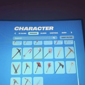 Säljer mitt fortnite konto  - Säljer nu mitt fortnite konto då jag inte kör längre. Kom privat så får ni se mer bilder.  114 skins 105 pickaxes 337 emotes   