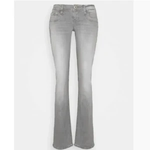 Ltb jeans - Säljer dessa ltb jeans jag köpte av en tjej här på plik men de var tyvärr för stora och hade defekter (kan skicka bilder)💛 Ordinarie pris är runt 850 tror jag men säljer för 250för att de inte är i topp skick💓 För fler frågor är det bara att skriva💛