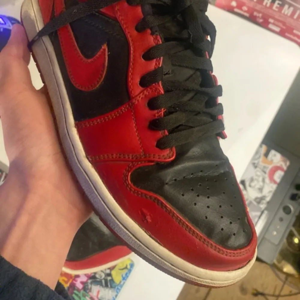 Jordan 1 low reverse bred Använda men har stått i en kasse sen några år. Har tecken på slitage. Saknar låda och kvitto men är köpta från SNS. Jag tvättar dom innan jag skickar. Skriv för fler bilder eller om du har frågor. . Skor.