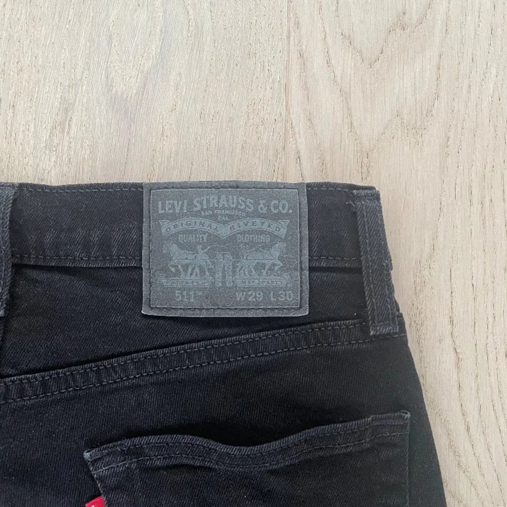 Tjena, säljer nu dessa snygga Levi’s 511 jeansen i storlek W29 L30. Skick: 9/10 jeansen har inga skador och är i nyskick!. Jeans & Byxor.