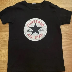  Converse Babytee - Säljer denna babytee! Använd 1 gång 💝